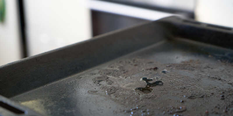 How to clean oven trays to remove burnt-on food – 6 ways