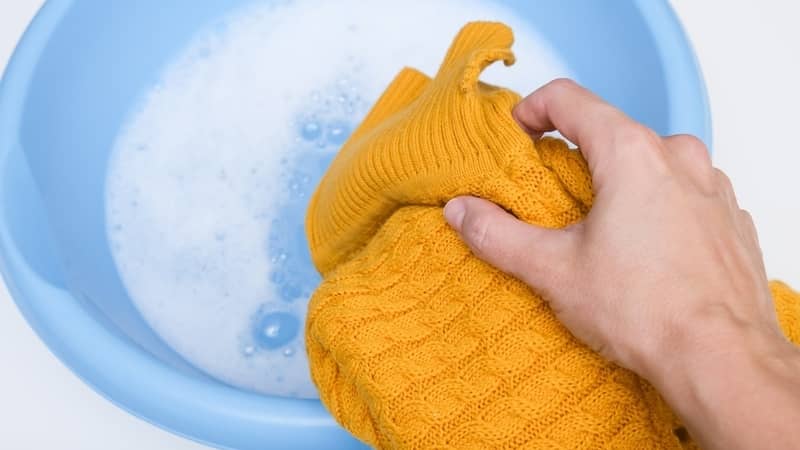 Hand washing of delicate woolen knitted clothes