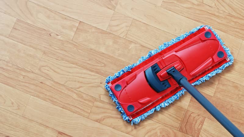 Drying laminate flooring using a clean microfibre mop