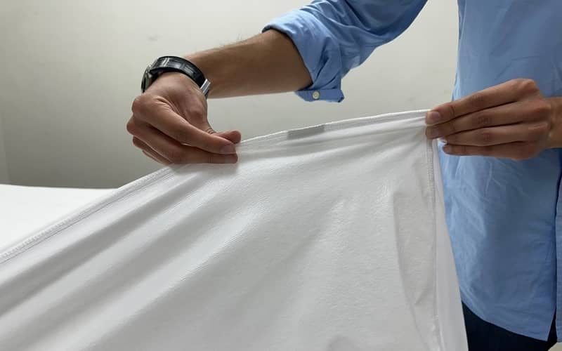 Head stitch view of the mattress protector