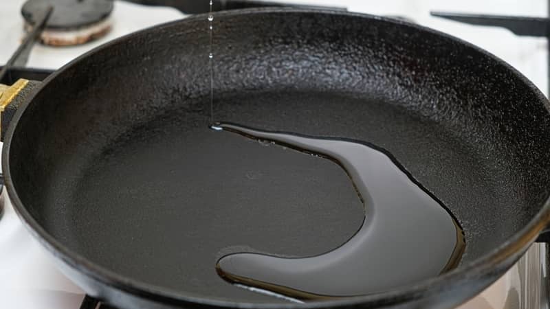 best oil for seasoning cast iron pan