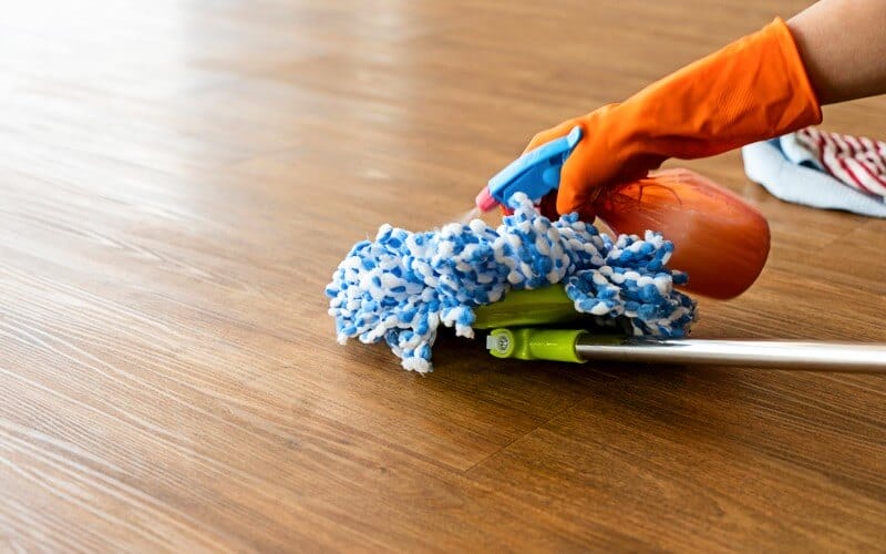 cleaning vinyl floor with microfibre spin mop