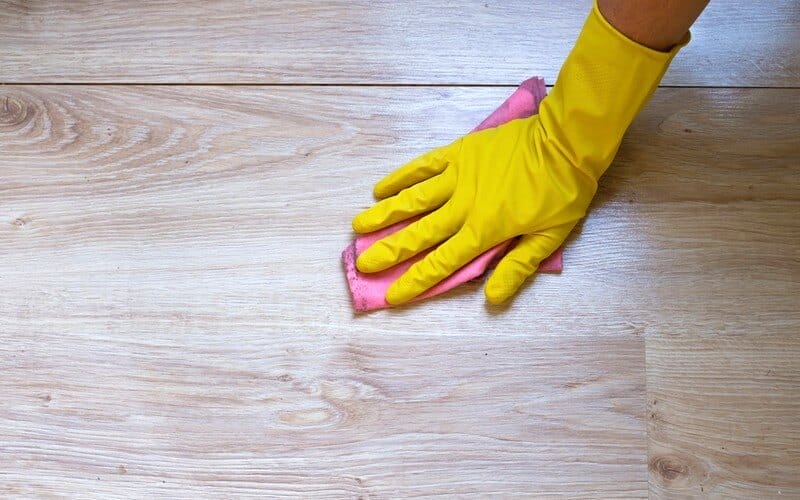 using microfibre cloth to clean laminate floor