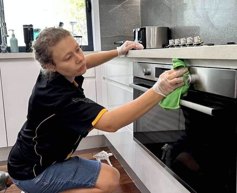 Gold-Coast-professional-cleaner-cleaning-oven House cleaner Acama cleaning the oven in the kitchen