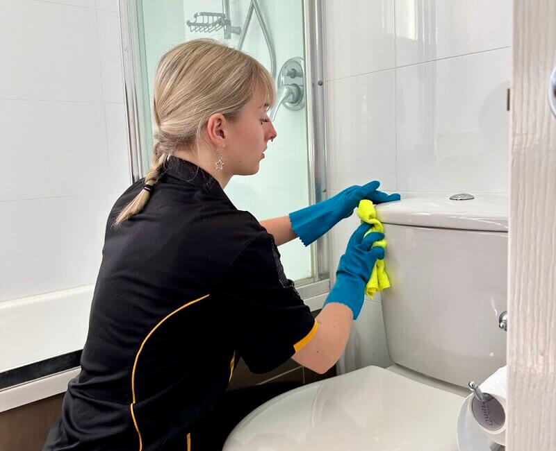 Maid2Match-cleaner-cleaning-toilet Professional house cleaner cleaning the toilet