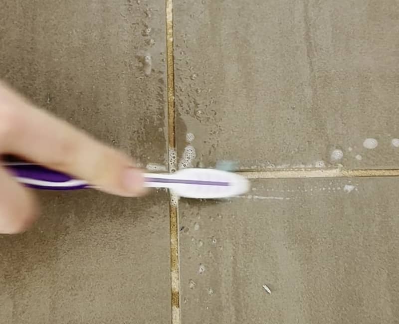 cleaning grout lines on tile floors