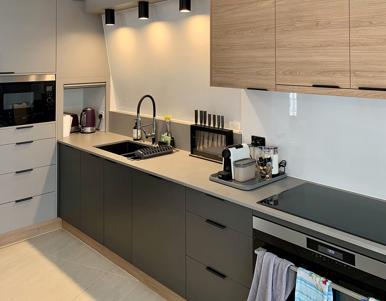clean kitchen on the Sunshine Coast clean and tidy modern kitchen