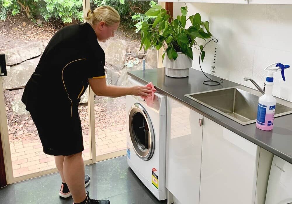 house-cleaner-cleaning-the-washing-machine Maid2Match experienced cleaner cleaning washing machine