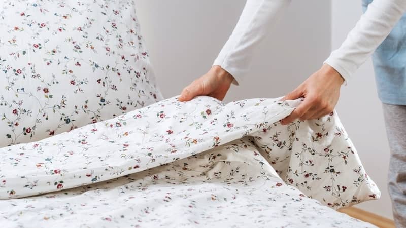 Female hold blanket with a clean duvet cover in a flower pattern