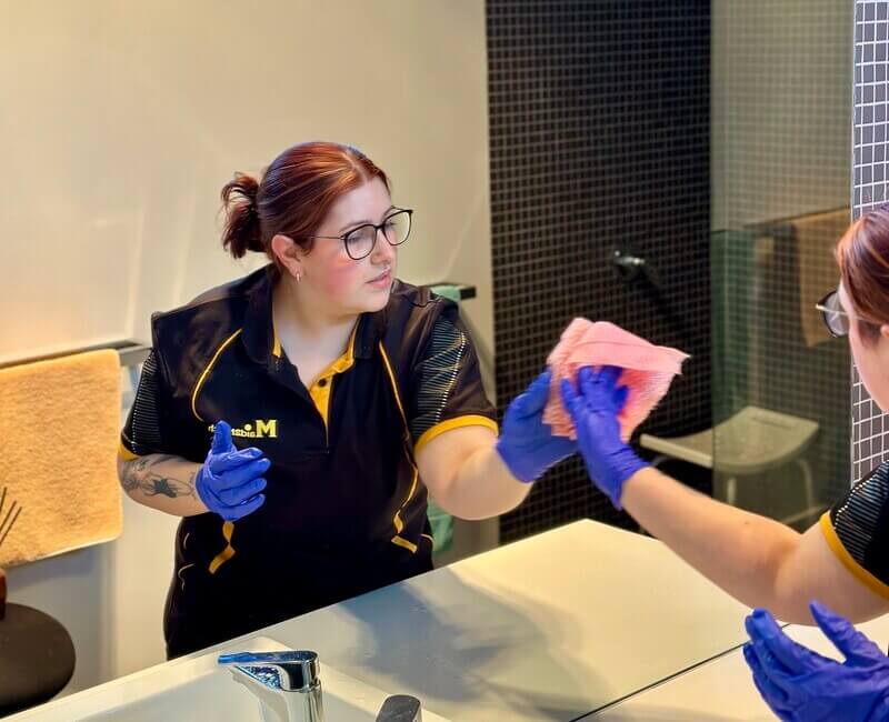 Maid2Match professional cleaner Paris cleaning mirror in the bathroom