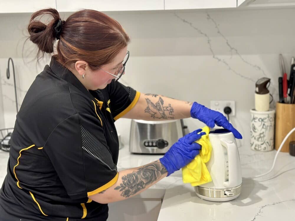 Maid2Match-Paris-cleaning-a-kettle Maid2Match Paris cleaning a kettle