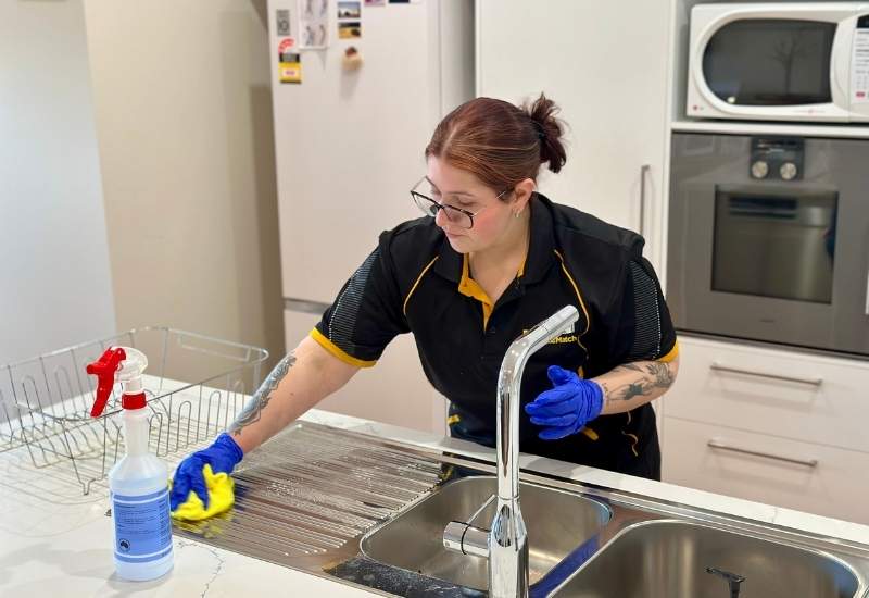 Maid2Match professional house cleaner Paris cleans a kitchen sink