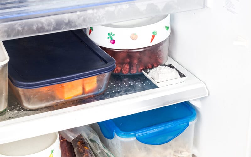 baking soda placed in refrigerator to deodorise bad odor