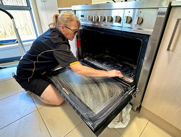 oven-bond-cleaning-liz Maid2Match professional bond cleaner cleaning oven