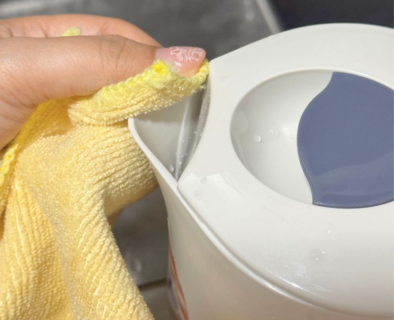 Cleaning a plastic kettle spout with microfibre cloth