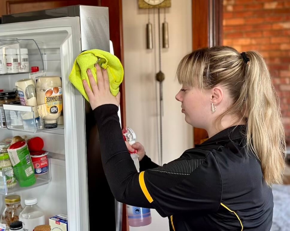 geelong-cleaner-cleaning-fridge Geelong Professional House Cleaner Grace cleaning a fridge