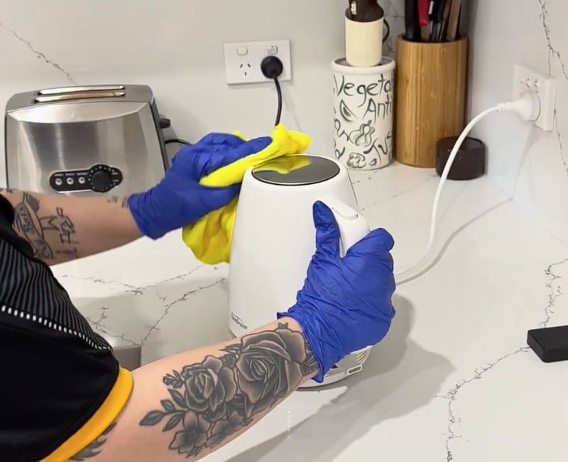 house cleaner Paris cleaning a plastic kettle