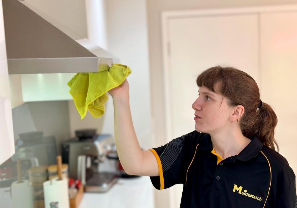 Brisbane-professional-house-cleaner-Kayleigh-cleaning-rangehood