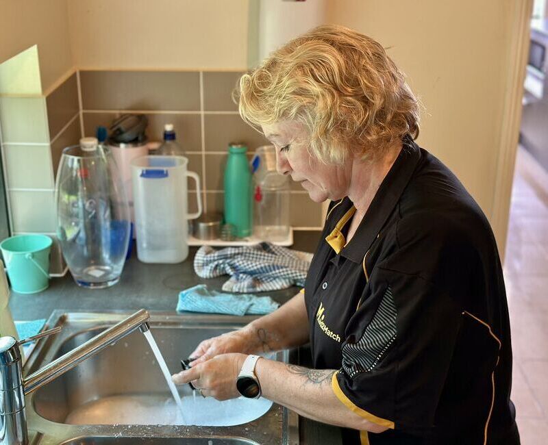 Gold-Coast-professional-house-cleaner-Nicola-washing-dishes Maid2Match Gold Coast Field Staff Trainer Nicola washing dishes in the kitchen sink