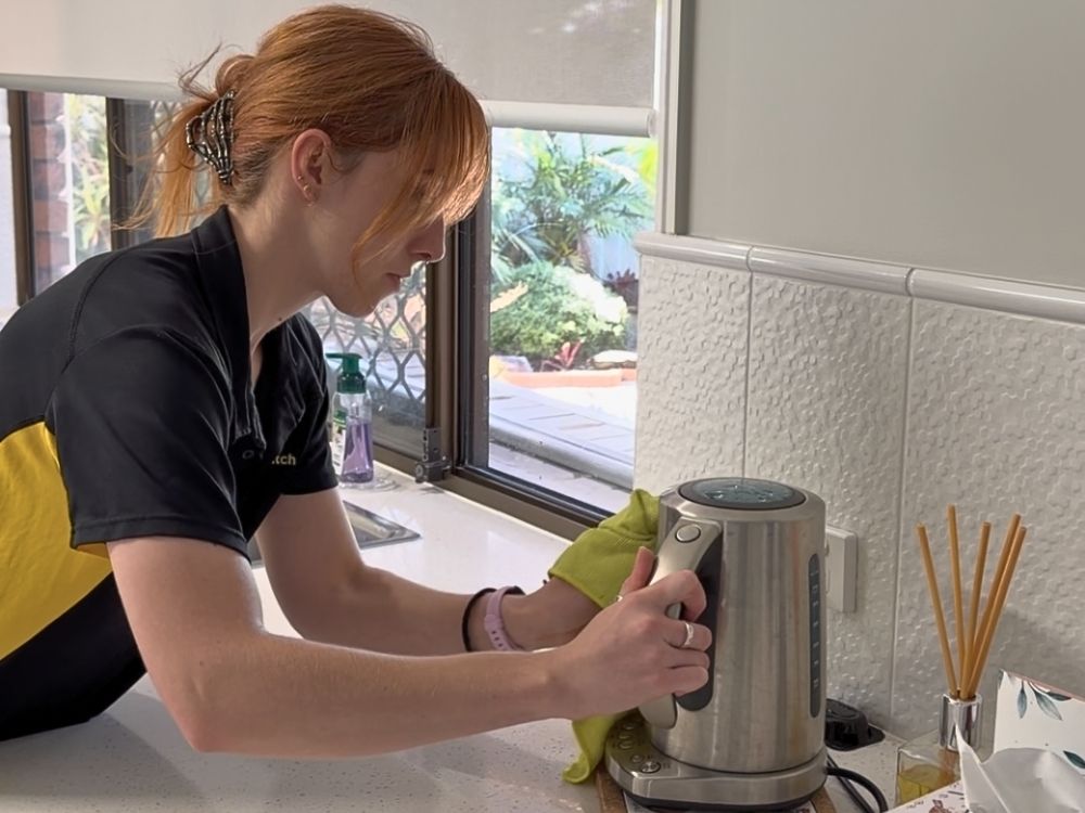 removing-limescale-build-up-from-kettle