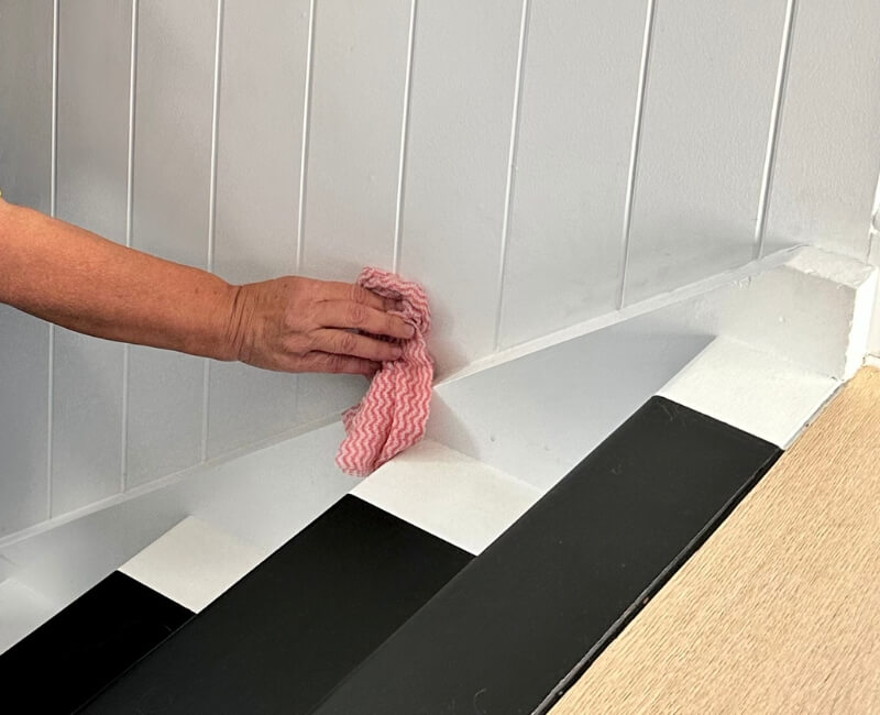 Removing dirt and marks on white painted wall