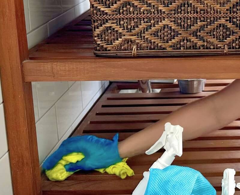 Disinfecting bathroom shelf